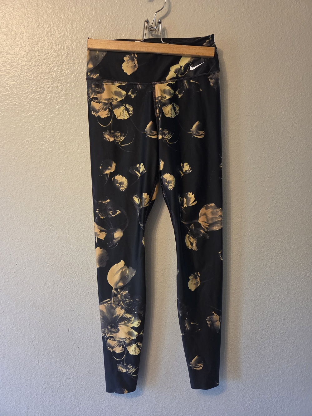 Nike Floral Print Black & Gold Leggings Workout Running Dry Fit Gym